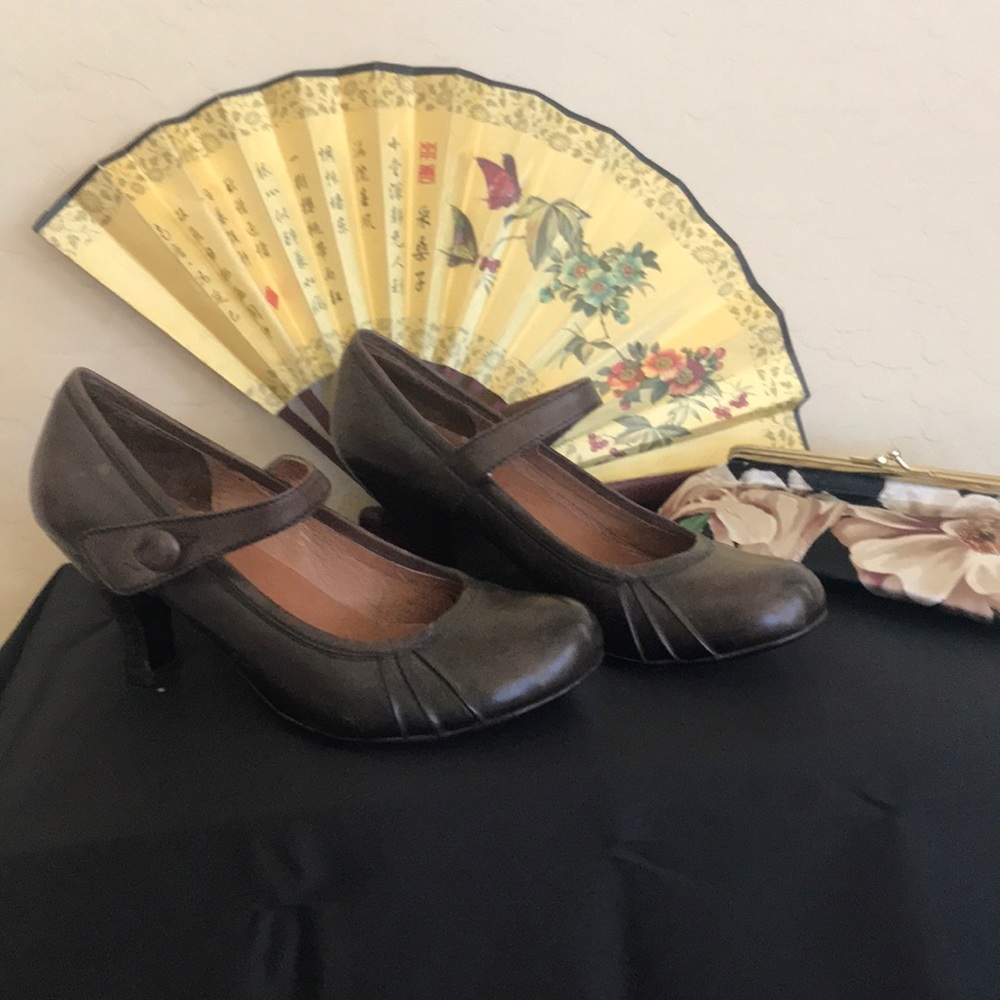 Steve Madden brown Mary Jane leather pumps